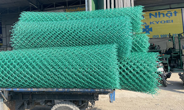 Lưới B40 bọc nhựa là một loại lưới được sản xuất từ các sợi dây mạ kẽm và được bọc bằng nhựa PVC (poly vinyl chloride) rất chắc chắn